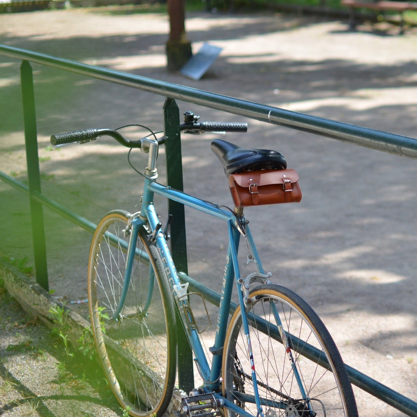 Maurice, la trousse de selle  x Tour de France