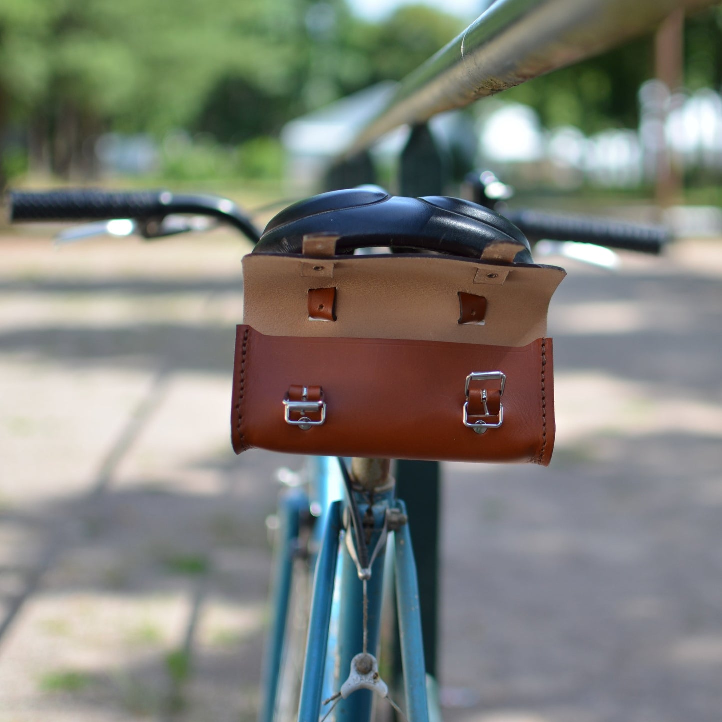 Maurice, la trousse de selle  x Tour de France