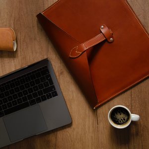 GEORGE, LA POCHETTE EN CUIR