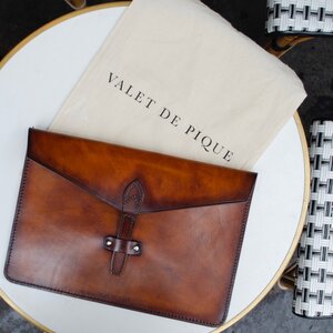 VALET DE PIQUE X LE CALCÉOPHILE : CONNIVENCE DU SAVOIR-FAIRE ET DE L’ART