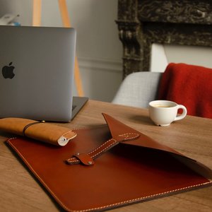 POURQUOI FAIRE DES PRÉ-COMMANDES DE POCHETTE EN CUIR ?