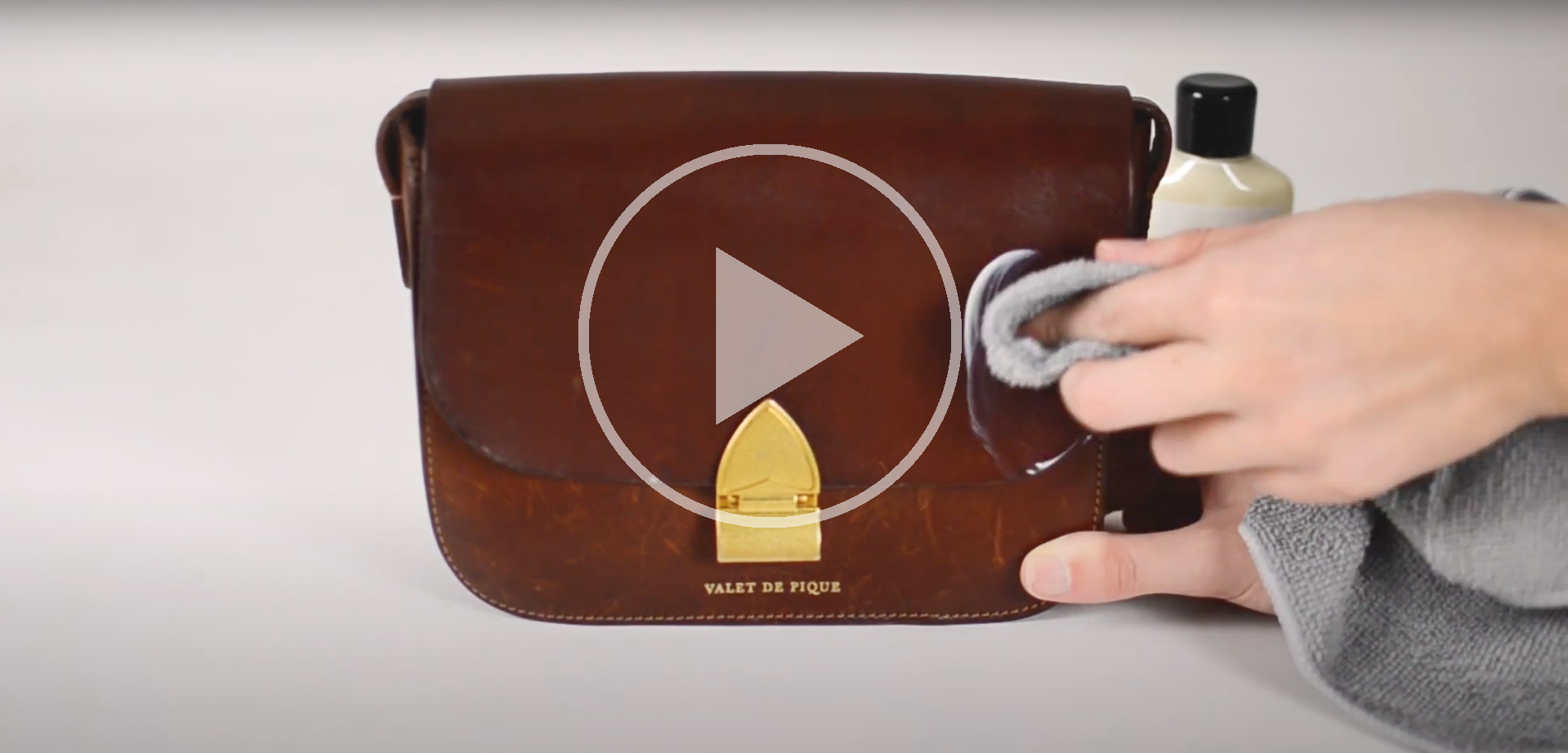 Charger la vidéo : nettoyer sac à main cuir