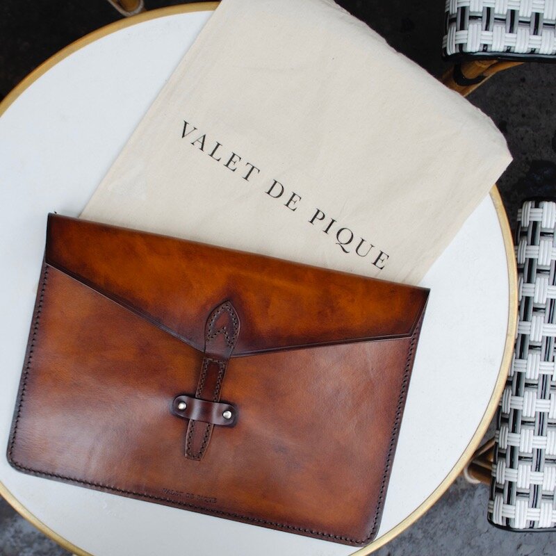 Patinated computer sleeve Valet de pique x The Calceophile 