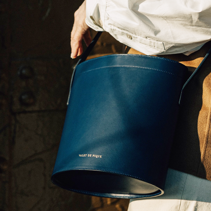 Sac seau en cuir bleu France luxe